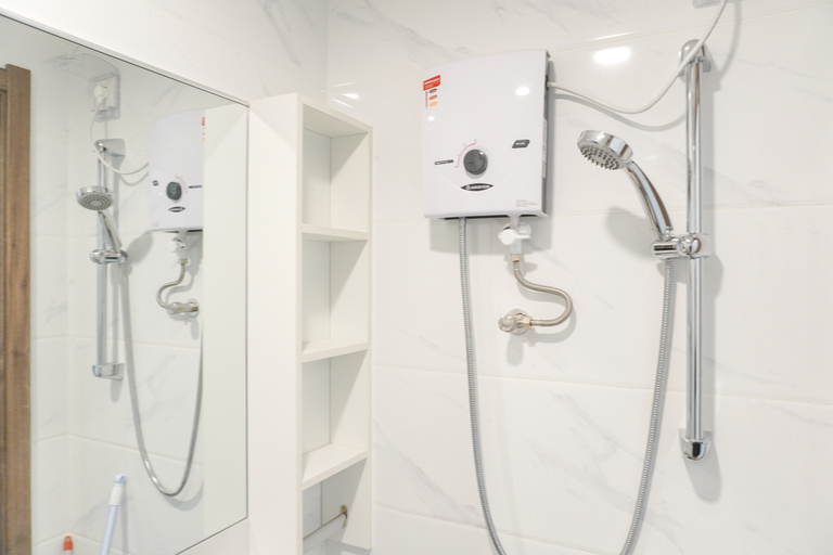 Bathroom 5, Furnished and Cozy Studio Sky House Alam Sutera Apartment By Travelio, Tangerang