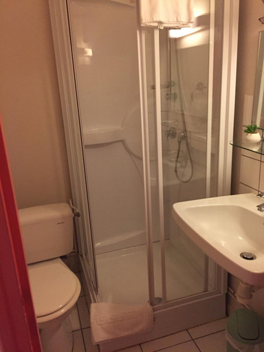 Bathroom 3, Hotel Le Bambi, Doubs