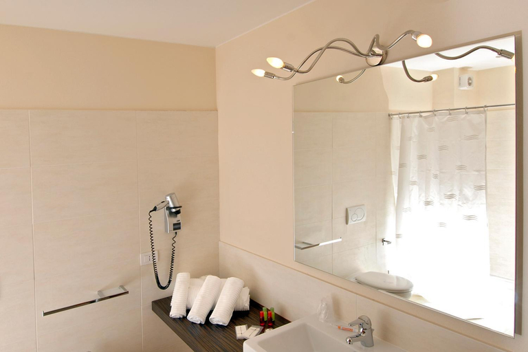 Bathroom 4, Rosso Frizzante, Modena