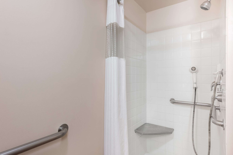 Bathroom 3, Travelodge by Wyndham Hershey, Dauphin