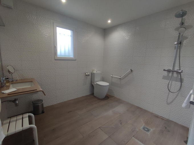 Bathroom 2, Hotel Le Provencal, Gironde