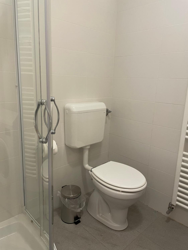 Bathroom 3, Apartma pri Cesarjevih, Sežana