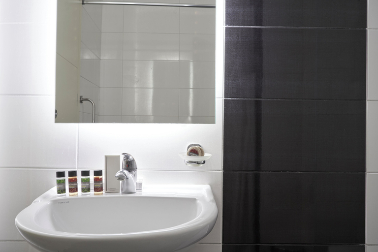 Bathroom 4, Mediterranee, West Greece