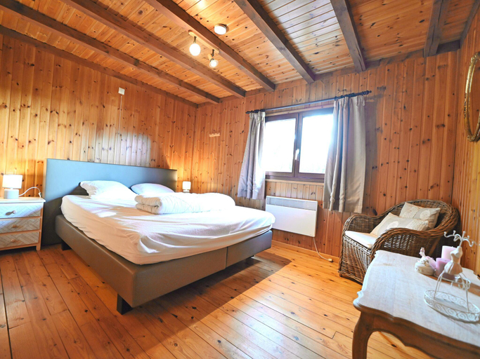 Bedroom 2, Beautiful chalet for 4 pax quietly located with a beautifully landscaped garden, Namur