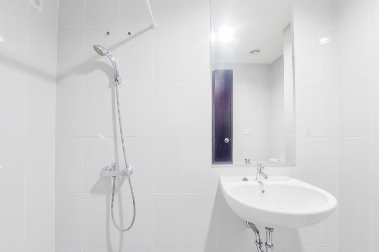 Bathroom 5, Strategic and Homey Studio Casa De Parco Apartment By Travelio, Tangerang