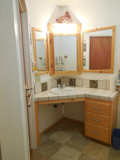 Bathroom 3, Yosemite Paradise Inn, Mariposa