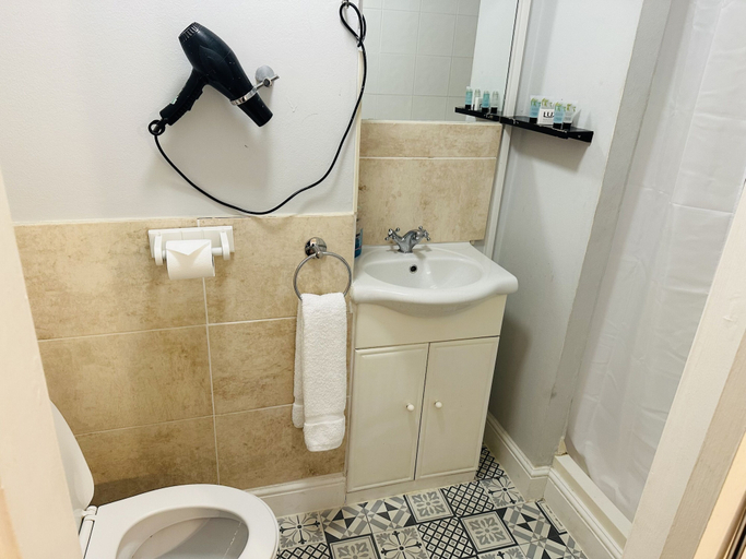 Bathroom 4, Woodcock Inn, Surrey