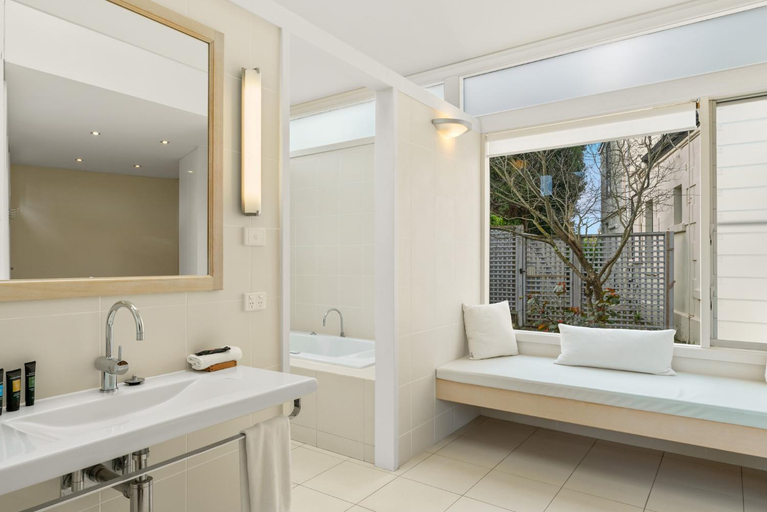 Bathroom 3, Colhurst House, Mount Gambier