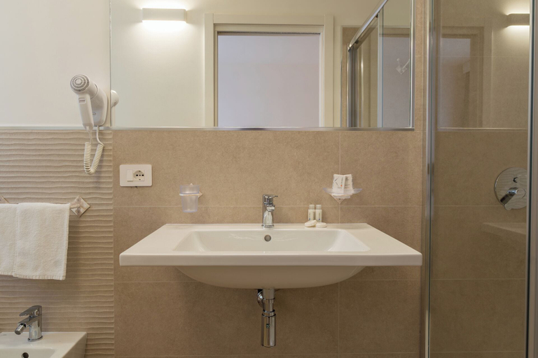 Bathroom 5, Landlord, Sassari