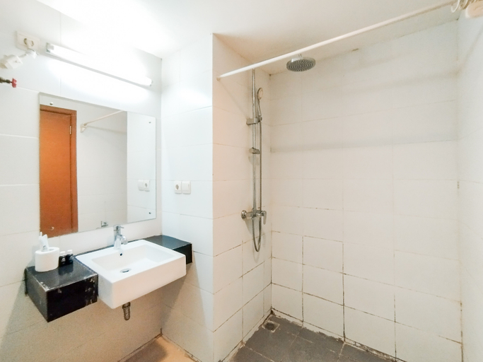 Bathroom 5, Simply and Comfy Studio Room Apartment Beverly Dago By Travelio, Bandung