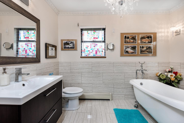 Bathroom 2, Diana's Luxury Bed and Breakfast, Greater Vancouver