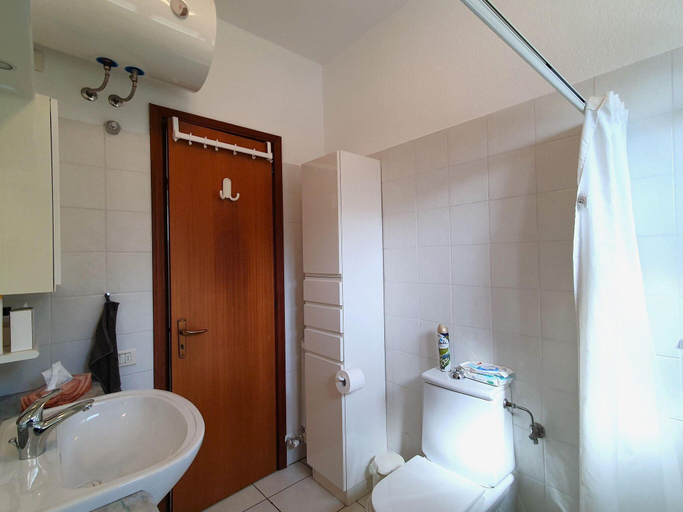 Bathroom 3, Holiday Home in Maccagno with Pool, Varese