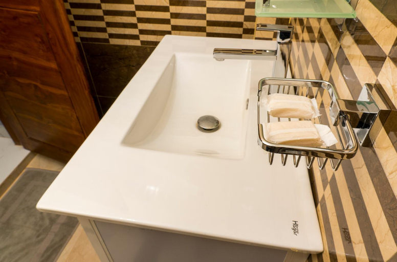 Bathroom 4, MRD Beach Hotel, Trincomalee Town and Gravets