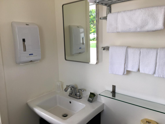 Bathroom 4, Lord Nelson Motel, Frontenac