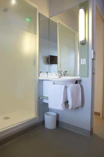 Bathroom 4, ibis budget Pontarlier, Doubs