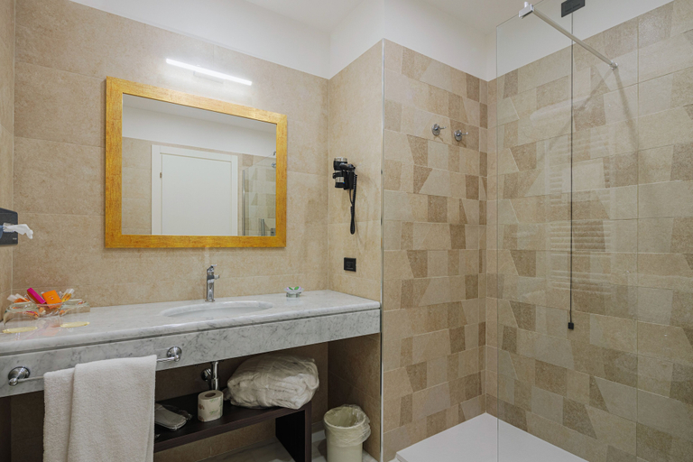 Bathroom 5, Hotel Excelsior, Massa Carrara