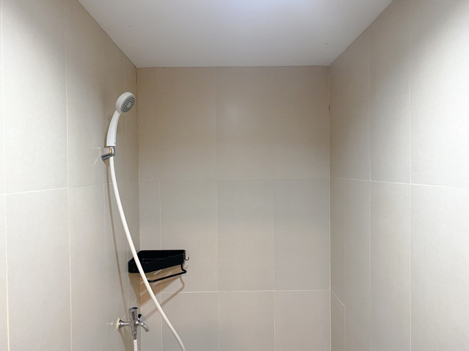 Bathroom, Modern Look Studio at LRT City Jatibening Apartment By Travelio, Bekasi