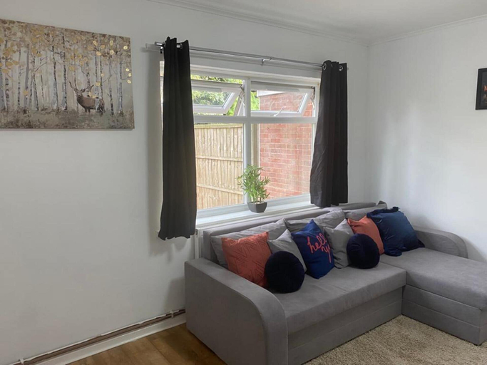 Living area 5, 4BR Sleeps 9 With Garden and Parking, Birmingham