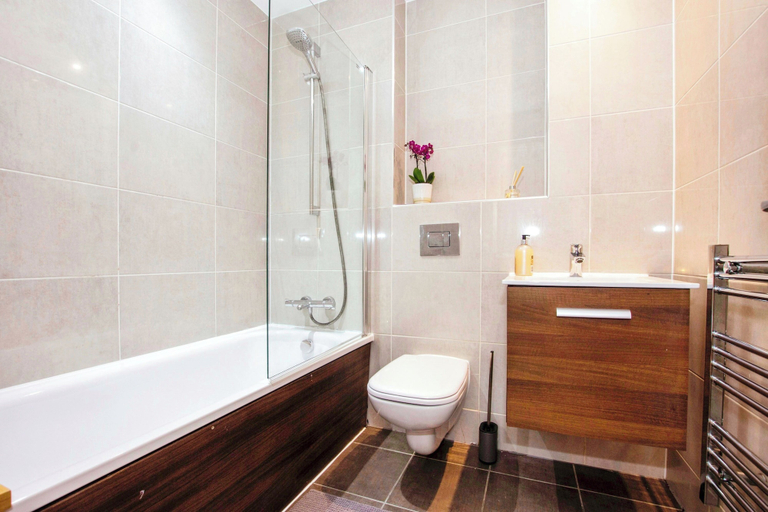 Bathroom, Lovely 2 Bed Apartment in Birmingham, Birmingham