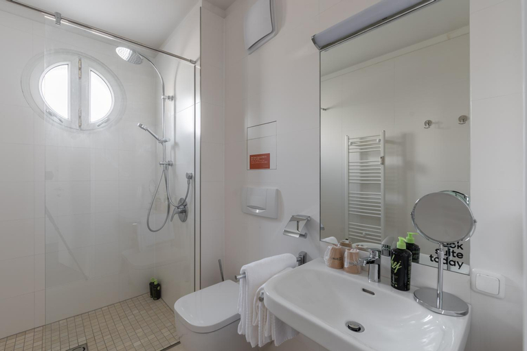 Bathroom 18