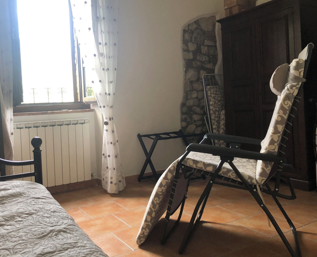 Room 4, Lake Trasimeno Tranquil Retreat, Perugia