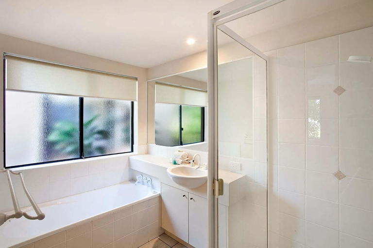 Bathroom, 4 Domani Large Townhouse with Ocean Views, Noosa - Sunshine-Peregian