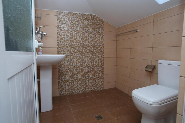 Bathroom, Guest House Himaj, Beratit