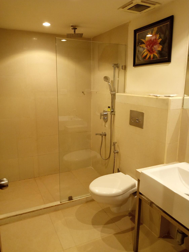 Bathroom 4, Hotel 5 Flowers Ananta Elite, Kota, Kota