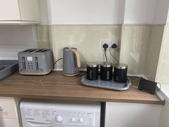 Private kitchen 3, 4BR Sleeps 9 With Garden and Parking, Birmingham