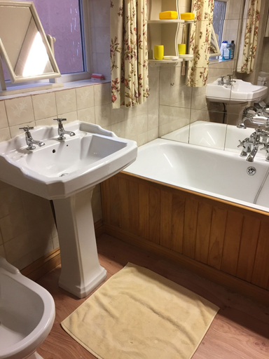Bathroom, Lowri Cottage Hotel, Walsall