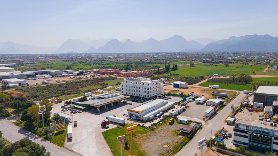Exterior & Views