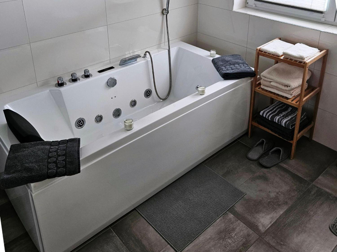 Bathroom 3, Ferienwohnung mit Sauna, Traunstein