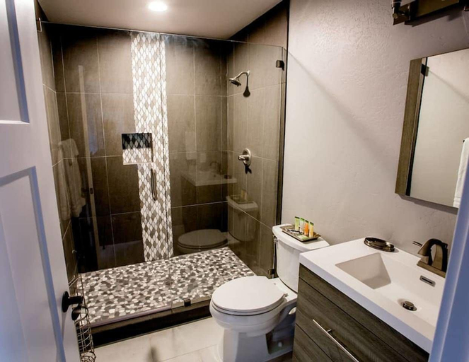 Bathroom, Raven Suite at Rellik House. Winery & Alpaca Farm, Jackson
