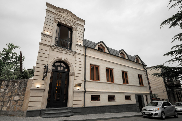 Exterior & Views