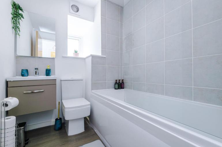 Bathroom 3, Stunning 2-bed Apartment With Allocated Parking, Leeds