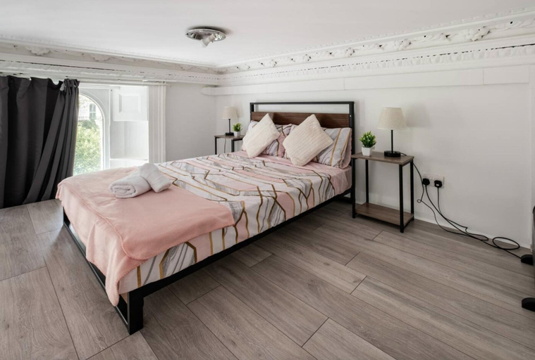 Bedroom 3, West Oasis - Escape From Chaos, London