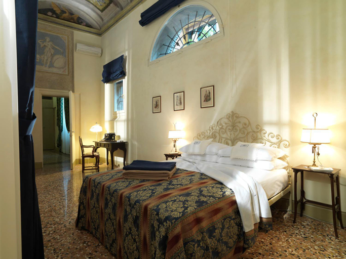 Others 3, Antica Casa Zucchini B&B, Bologna
