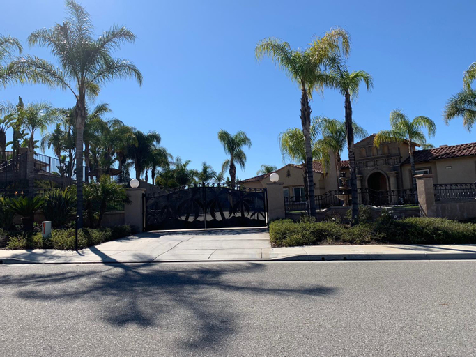 LuxHome Suites n Villa, Riverside