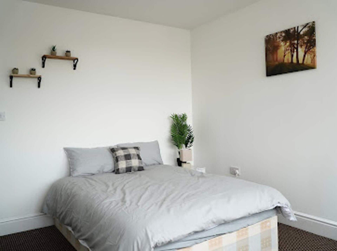 Bedroom 2, Clean, Spacious 2-bed Apartment in Brierley Hill, Dudley