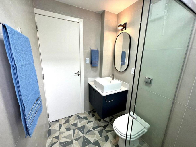 Bathroom 2, Apto Reformado e Decorado no Centro, Florianopolis