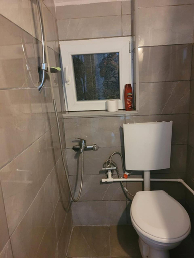 Bathroom 5, Lola Guest House