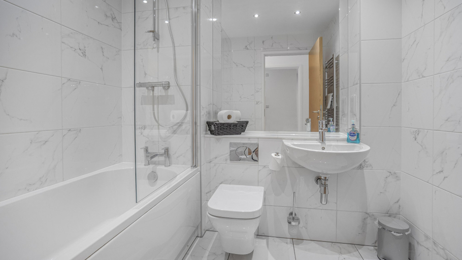 Bathroom 3, 2 Bed Apt Sleeps 7 - Arcade Machine, Wifi, Central, Birmingham