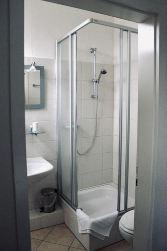 Bathroom 2, Hotel Adler & Eventlocation GmbH, Steinburg
