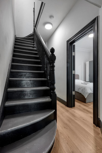 Others 4, Luxury Studio Flat in London, London