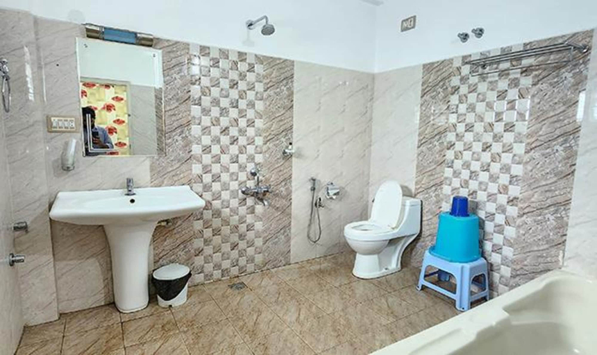 Bathroom 3, Fabhotel Prime Ministers Kourt, Kodagu
