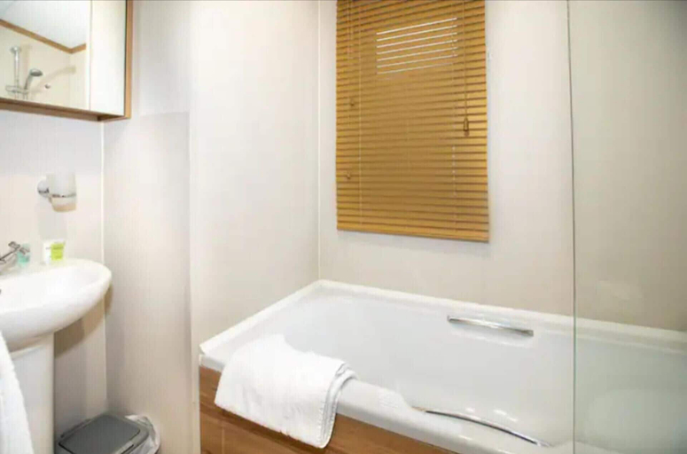 Bathroom, 3-bed Lodge Sleeps 6 - Private Hot tub - Resort, Fife