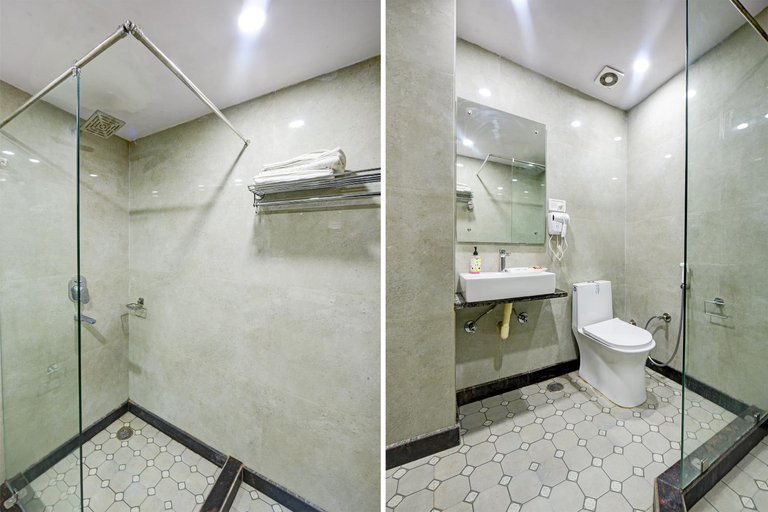 Bathroom 3, Hotel Le Grand - Walk-in from RK Ashram Metro Station, Delhi