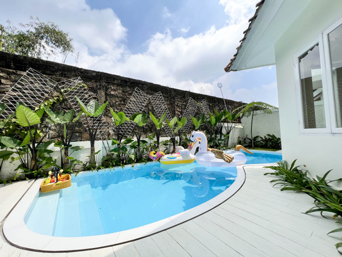 Swimming Pool 13
