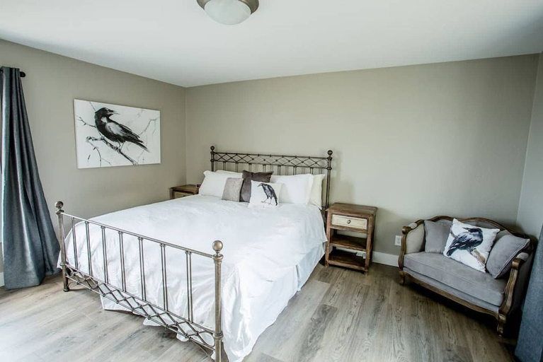 Bedroom, Raven Suite at Rellik House. Winery & Alpaca Farm, Jackson