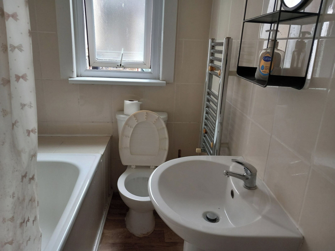 Bathroom 3, Lovely 1- Double Bed Studio in London, London